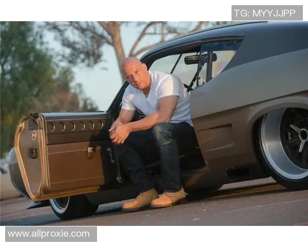 孩子与足球明星亲密合影瞬间展现梦想与激情的完美结合